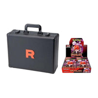 Valise Pokémon The Glory of Team Rocket scellée, design coloré avec logo Pokémon et motifs de l'équipe Rocket.